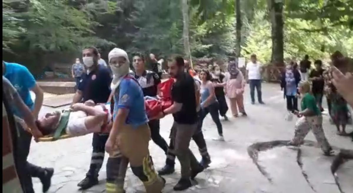 Bursa&rsquo;da şelalede fotoğraf &ccedil;ektirmek isteyen sağlık&ccedil;ı kayalıklardan d&uuml;şt&uuml;