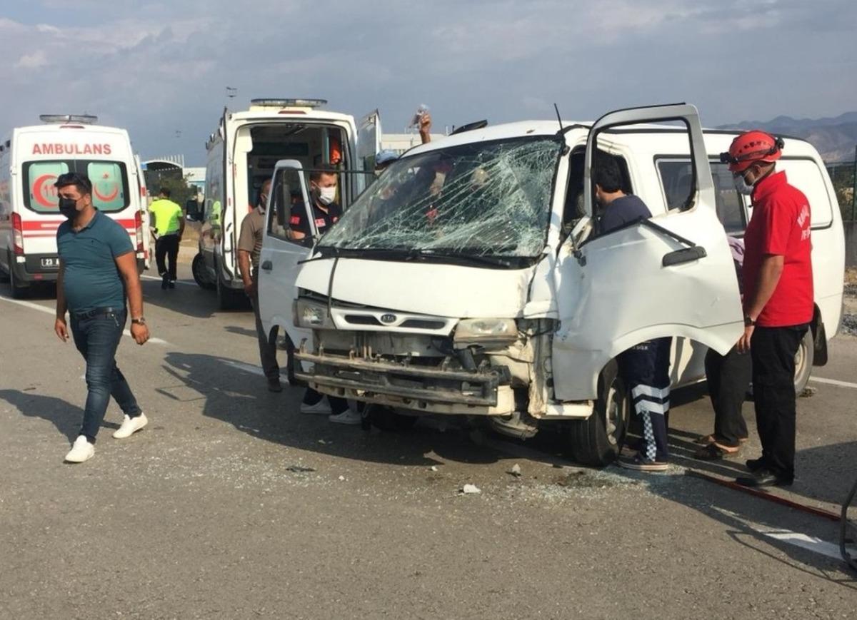 Elazığ&rsquo;da trafik kazası:2 yaralı