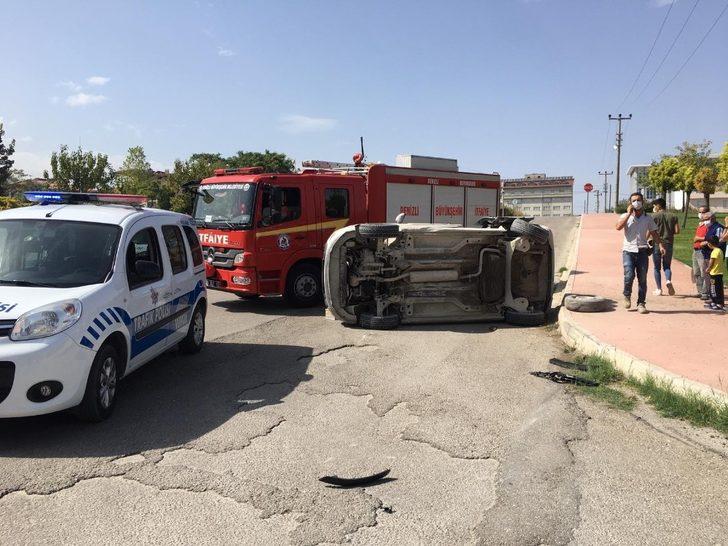 Kavşağa dikkatsiz giren sürücüler çarpıştı G2
