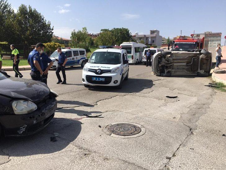 Kavşağa dikkatsiz giren sürücüler çarpıştı G3