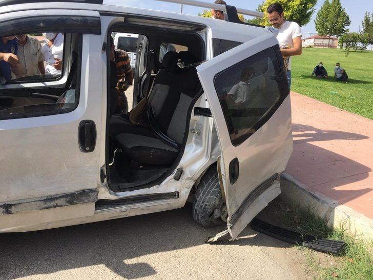 Kavşağa dikkatsiz giren sürücüler çarpıştı G4