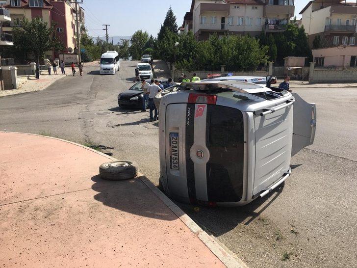 Kavşağa dikkatsiz giren sürücüler çarpıştı G5