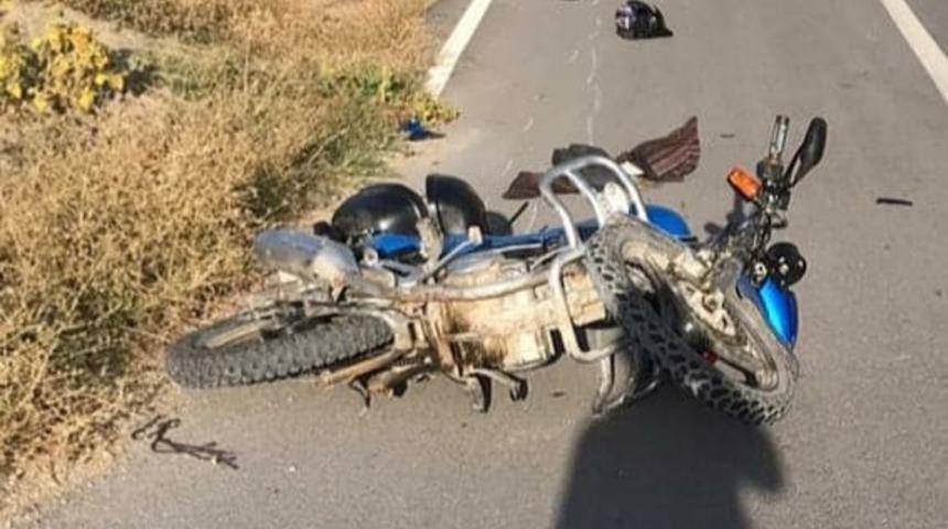 Motosiklet k&ouml;y yolunda yayaya &ccedil;arptı: 2 yaralı