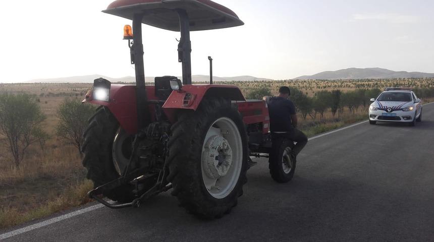 Afyonkarahisar'da karantinadan ka&ccedil;an şahıs trakt&ouml;rle seyahat ederken yakalandı