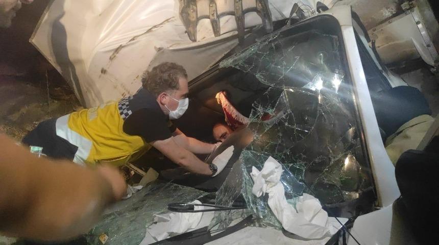 Bursa'da feci kaza! Şarampole yuvarlanan kamyonet hurdaya döndü