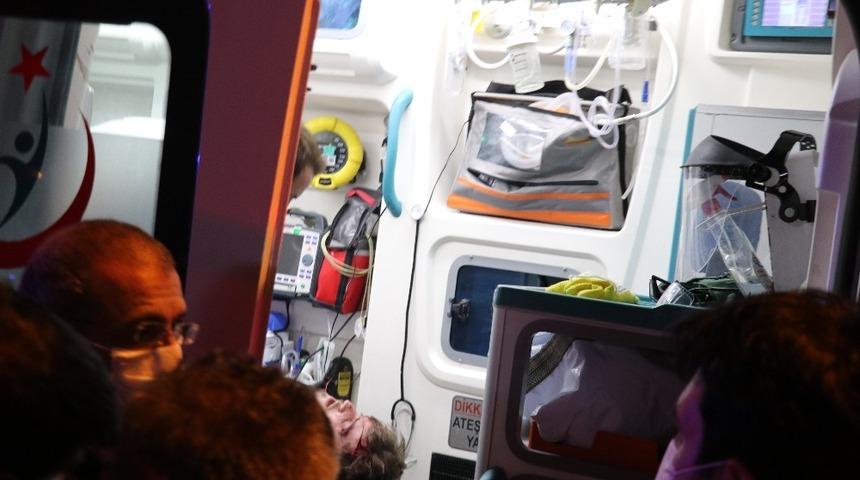 Kocaeli'de feci kaza! Önce ağaca sonra da park halindeki araçlara çarptı