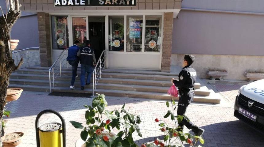 Metruk eve uyuşturucu baskını: 4 g&ouml;zaltı