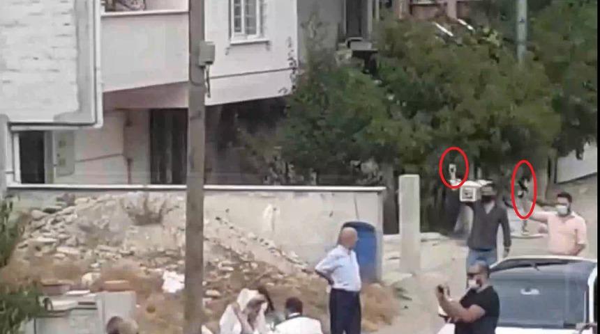 'Pes dedirten g&ouml;r&uuml;nt&uuml;! Gelin almada kalabalığın i&ccedil;inde havaya ateş a&ccedil;tılar