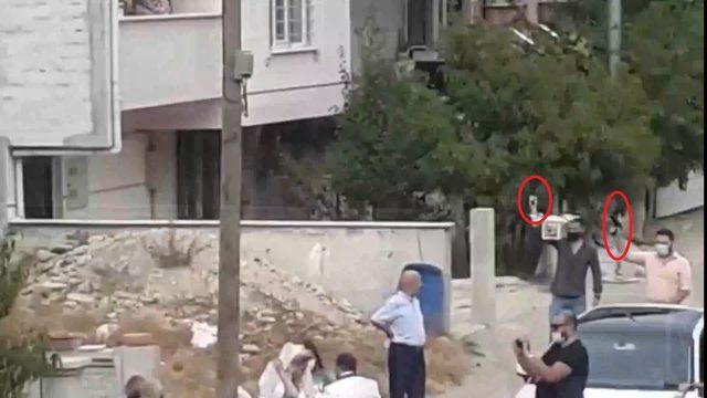 'Pes dedirten görüntü! Gelin almada kalabalığın içinde havaya ateş açtılar
