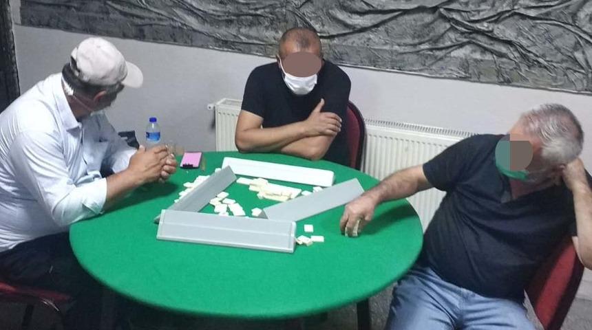 'Bu kadar da olmaz' dedirtti! Koronavir&uuml;s temaslı kişi kahvede kumar oynarken yakalandı