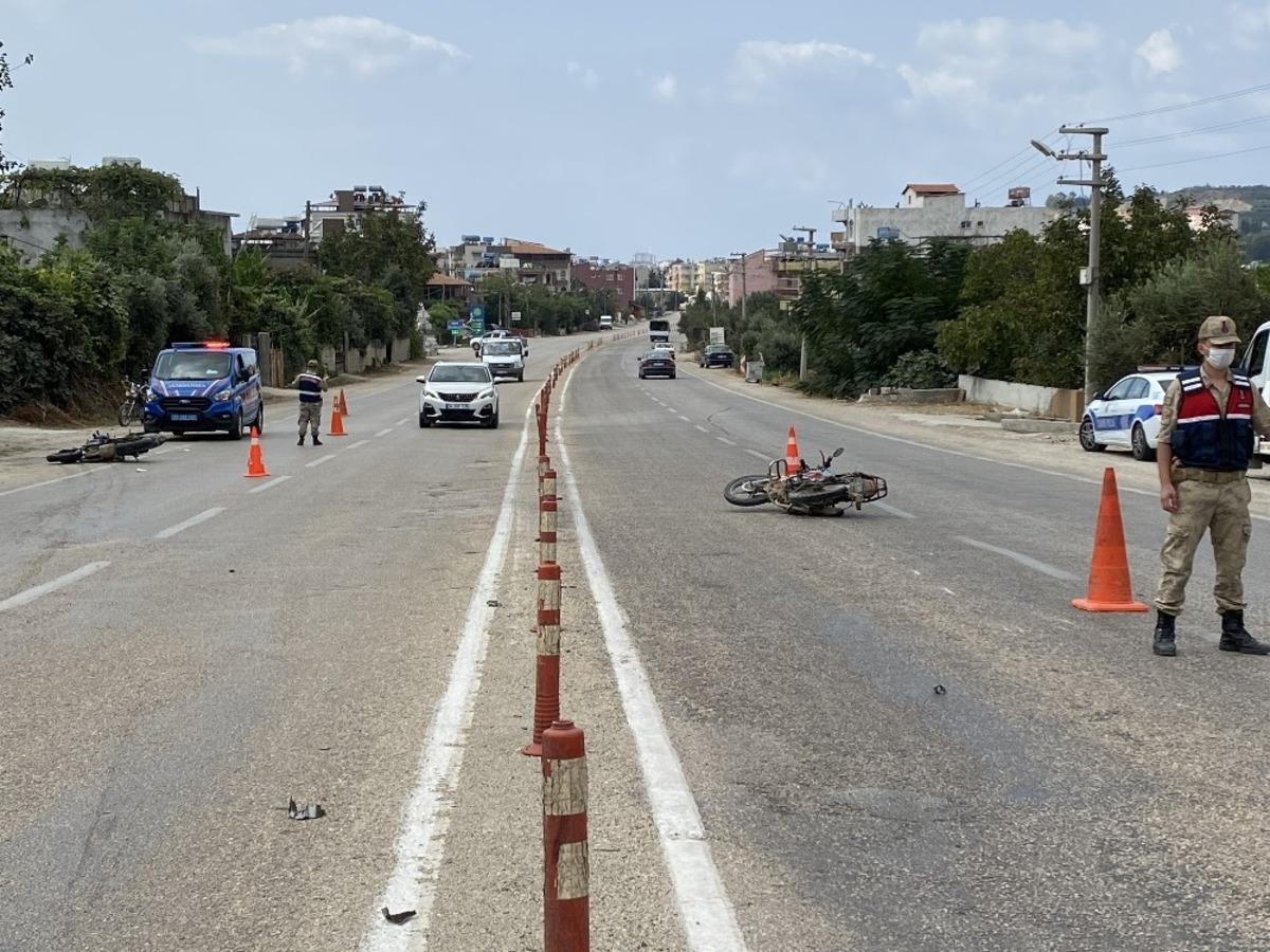 Samandağ&rsquo;da motosikletler &ccedil;arpıştı: 2 yaralı