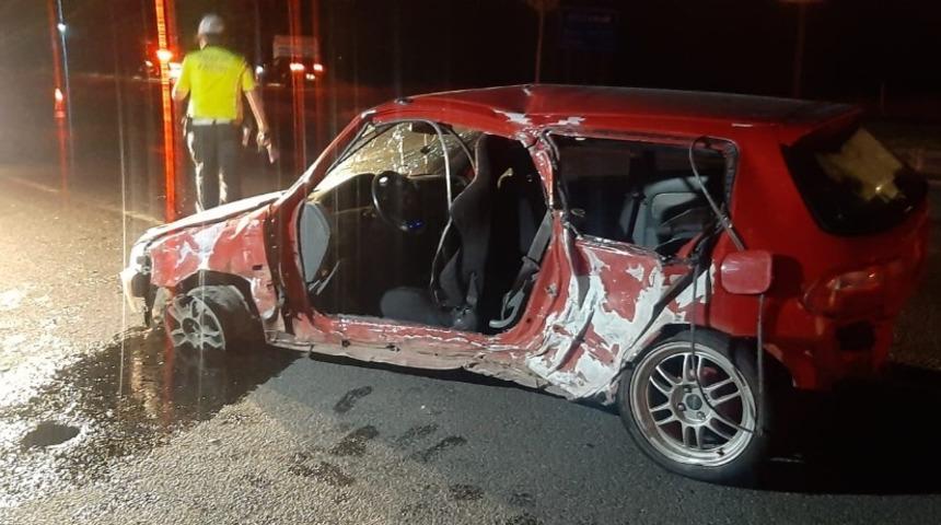 Otomobil aydınlatma direğine &ccedil;arptı: 2 yaralı