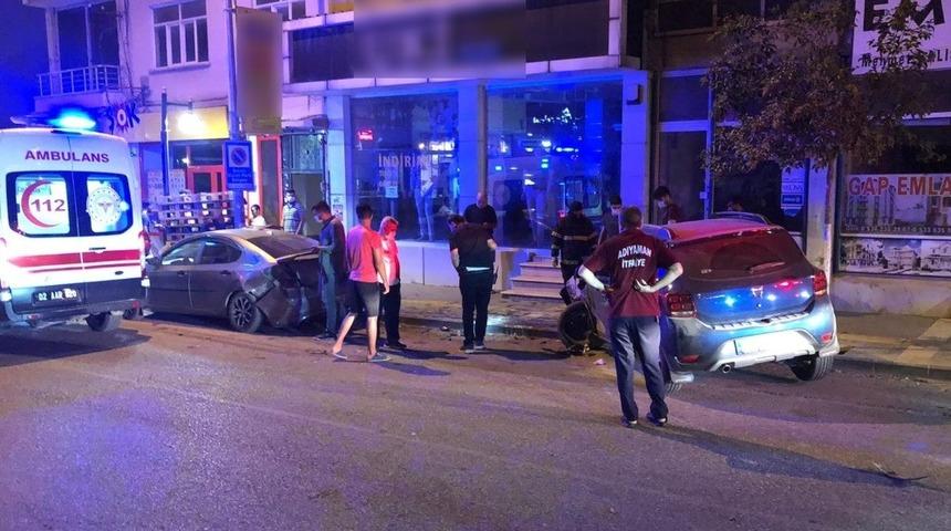 Park halindeki araca &ccedil;arptı: 2 yaralı