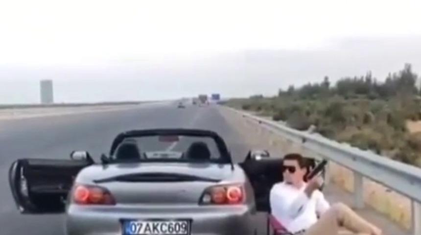 Büyük tepki çekmişti! Otoyol kenarında oturup, havaya ateş açan sürücü yakalandı