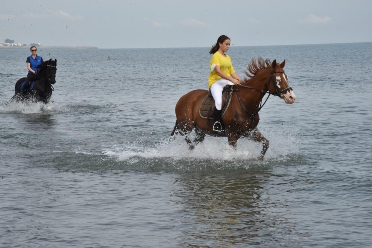 Atlara denizde &ouml;zel idman