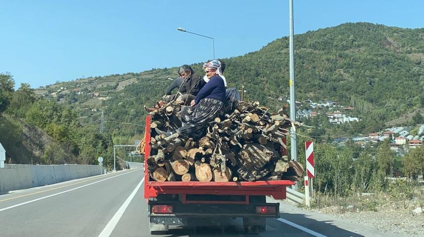Odun yüklü kamyonette tehlikeli yolculuk kamerada