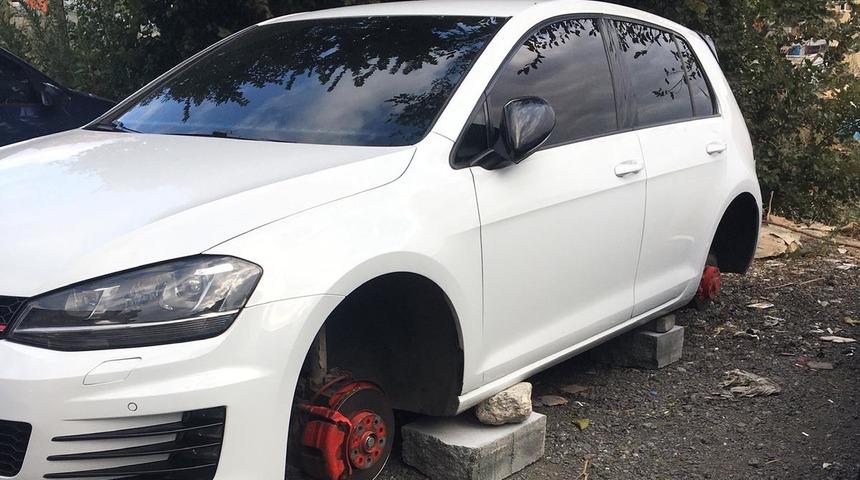 Şoke eden g&ouml;r&uuml;nt&uuml;! Park halindeki otomobilin 4 lastiği &ccedil;alındı