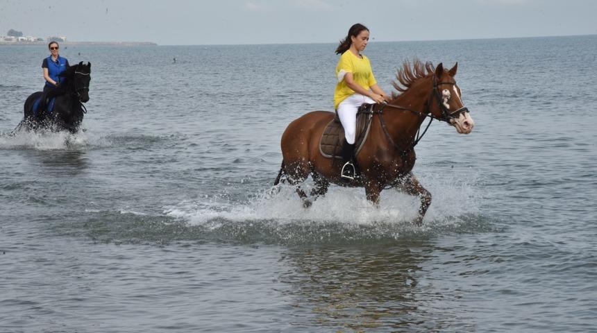 Samsun'da atlarla denizde antrenman