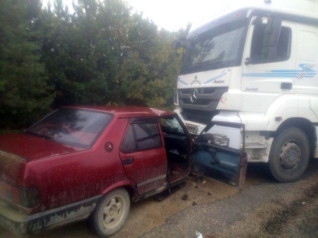 Kastamonu’da otomobil ile kamyon çarpıştı: 2 yaralı