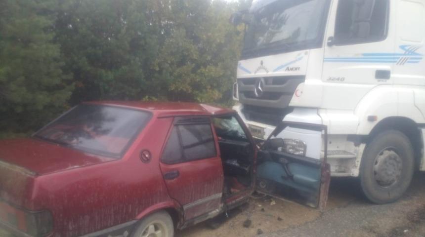Kastamonu&rsquo;da otomobil ile kamyon &ccedil;arpıştı: 2 yaralı