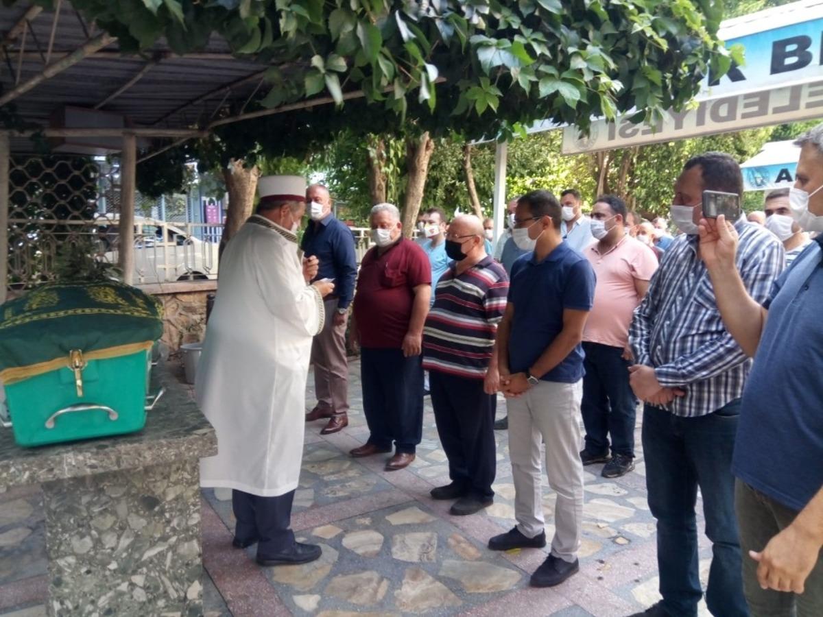 Evinde &ouml;l&uuml; bulunan gen&ccedil; &ouml;ğretmen toprağa verildi