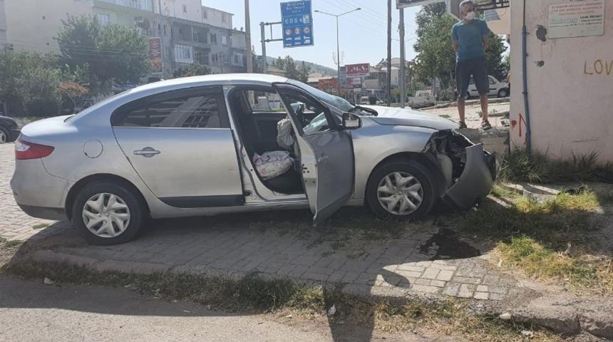 İki otomobil &ccedil;arpıştı: 2 yaralı