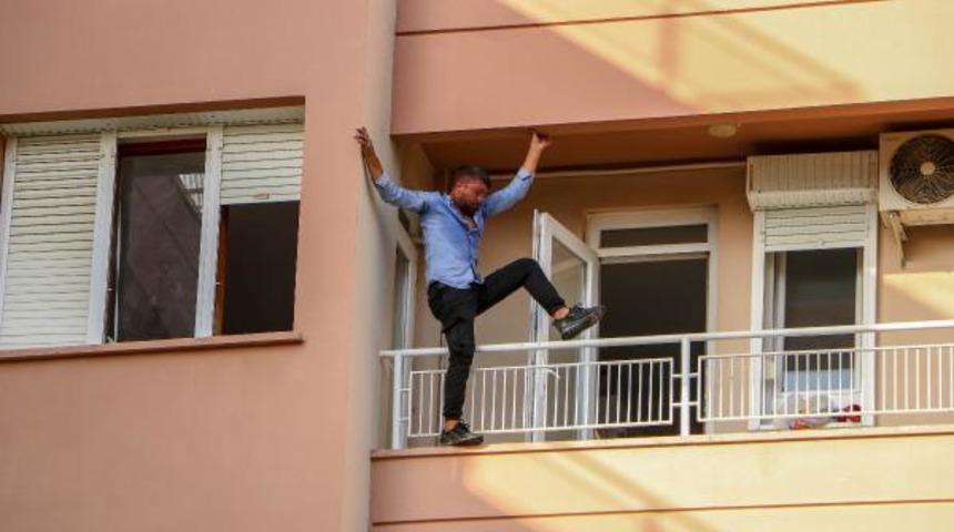 Evindeki eşyaları yakıp, balkonda intihara kalkıştı