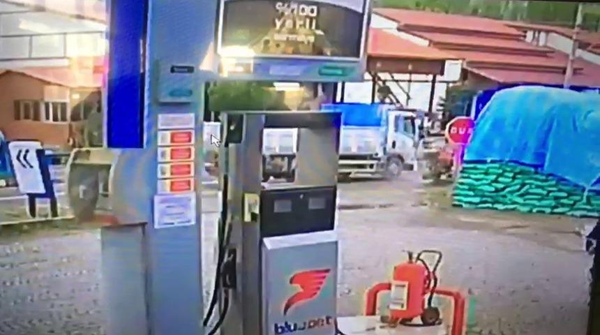 Kamyonun &ccedil;arptığı ATV s&uuml;r&uuml;c&uuml;s&uuml; &ouml;l&uuml;mden d&ouml;nd&uuml;!