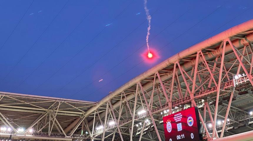 Galatasaray - Fenerbahçe derbisinde şok! Sahaya meşale atıldı