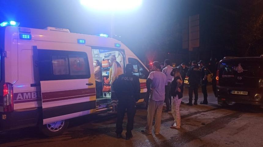 Başkent&rsquo;te kırmızı ışıkta ge&ccedil;en otomobil kaza yaptı: 3 yaralı