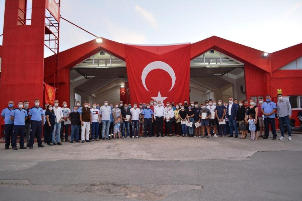 Ayvalık&rsquo;ta 66 g&ouml;n&uuml;ll&uuml; itfaiyeci sertifikalarına kavuştu