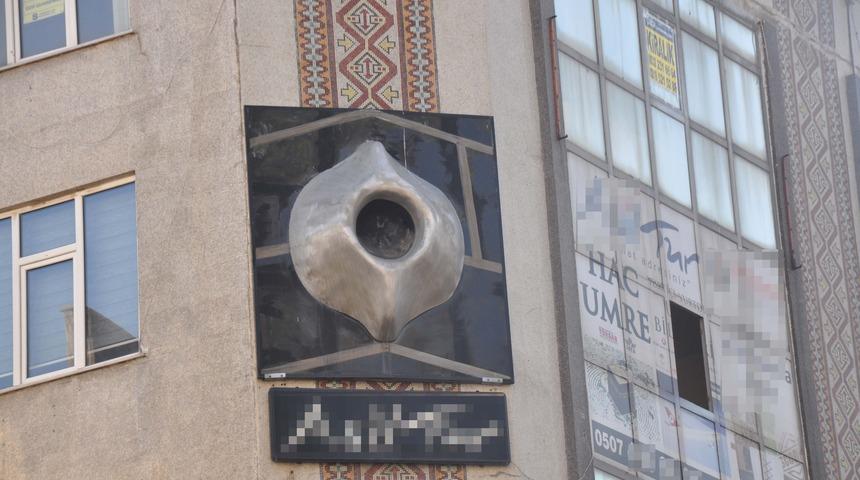 Ümraniye’de şaşırtan görüntü! Hacerü’l esved taşından reklam tabelası tepki çekti