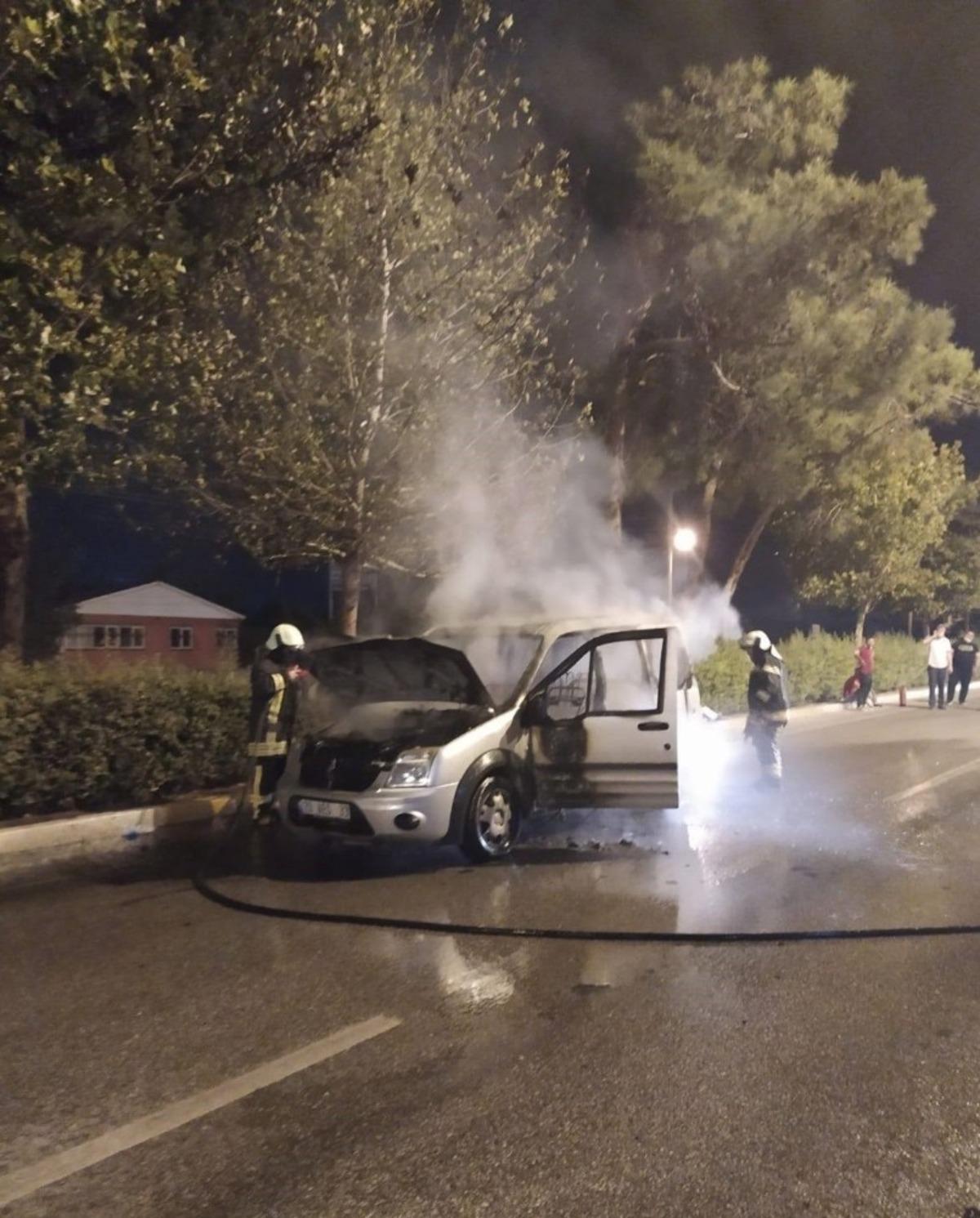 Seyir halinde olan ara&ccedil; bir anda alevlere teslim oldu