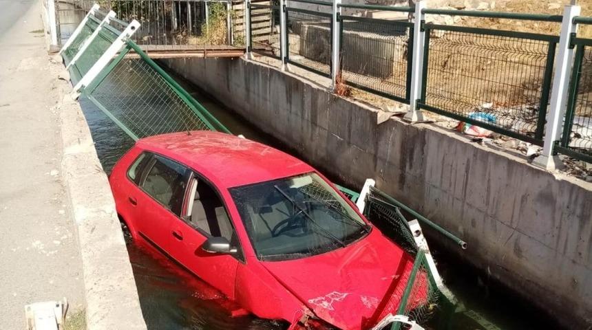 Otomobil sulama kanalına u&ccedil;tu: 1 yaralı