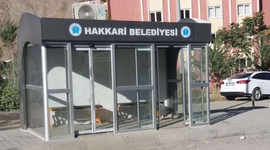 Hakkari’de otobüs durağını kirletenlere tepki