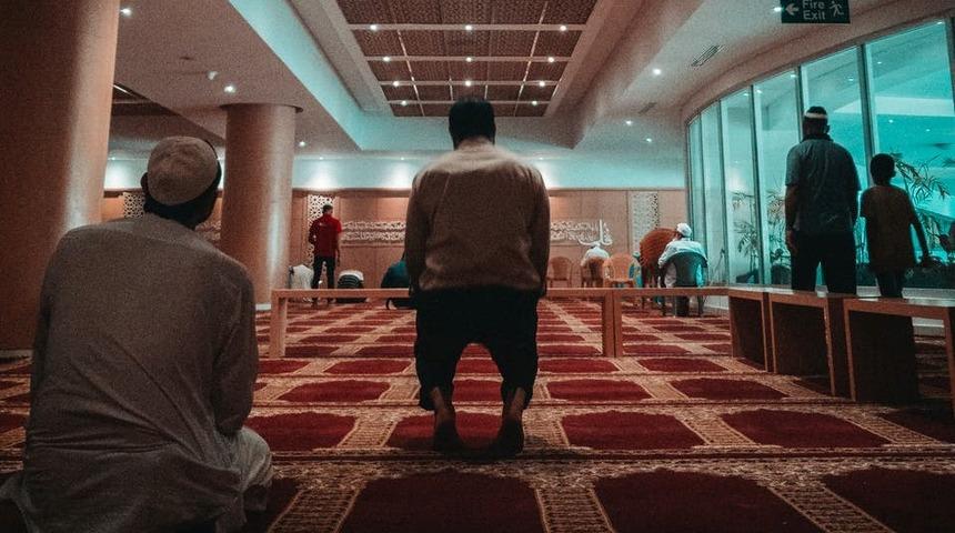 Yatsı namazı ka&ccedil; rekat? Yatsı namazı nasıl kılınır?