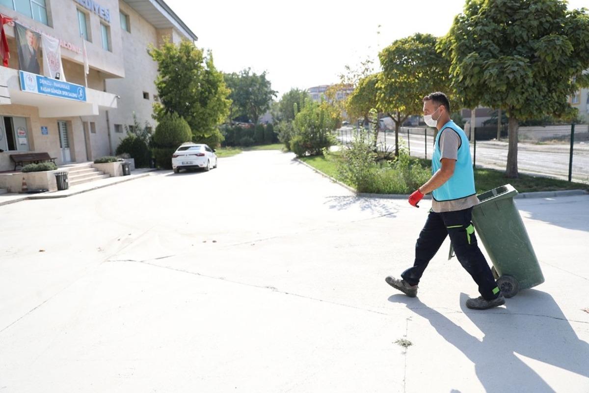 Temizlik iş&ccedil;isinin takdir toplayan merhameti