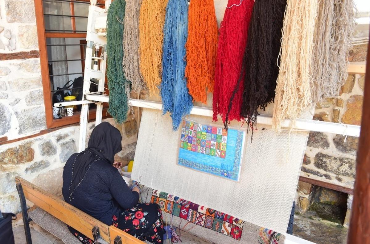 Tarihi konakta halı dokuma kursu