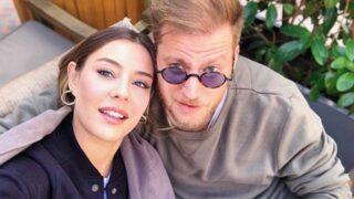 Düğünü ertelenen Ege Kökenli aşka geldi! Nişanlısıyla dudak dudağa!