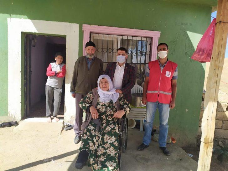 Türk Kızılay’ından 75 yaşındaki kadına tekerlekli sandalye G1