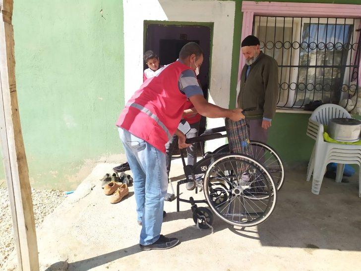 Türk Kızılay’ından 75 yaşındaki kadına tekerlekli sandalye G2