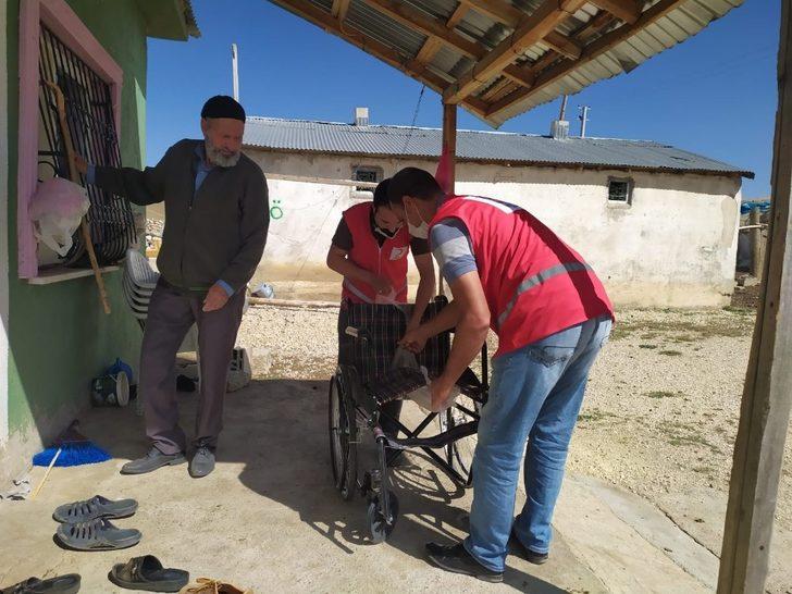 Türk Kızılay’ından 75 yaşındaki kadına tekerlekli sandalye G3