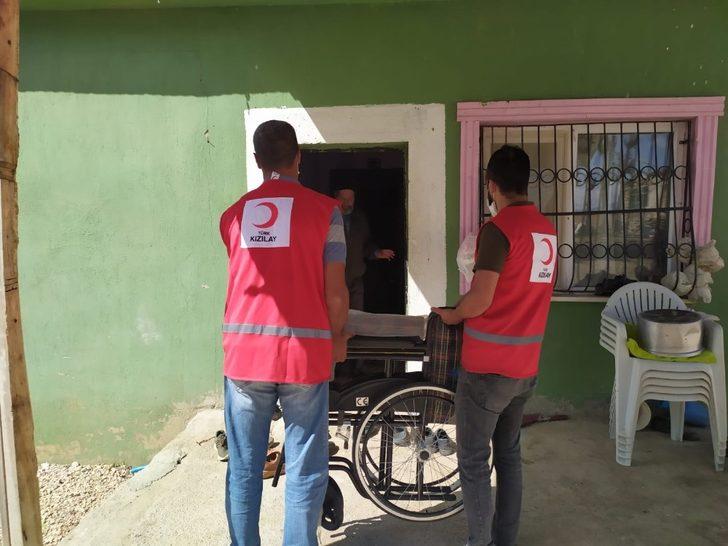 Türk Kızılay’ından 75 yaşındaki kadına tekerlekli sandalye G4