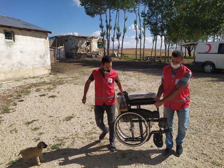 Türk Kızılay’ından 75 yaşındaki kadına tekerlekli sandalye G5