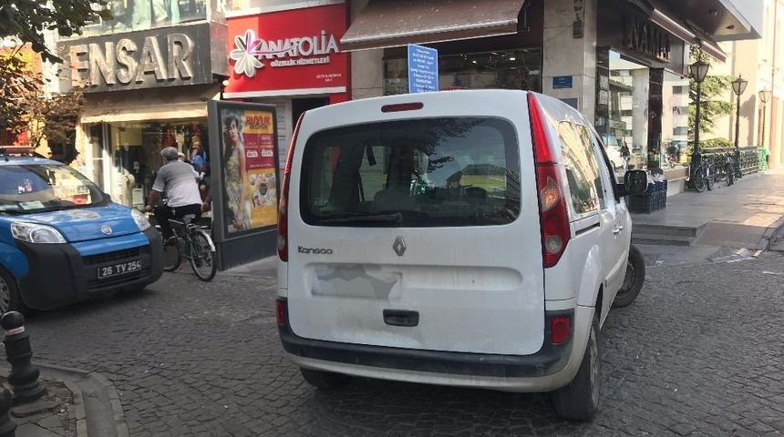 Yanlış park y&uuml;z&uuml;nden zabıta aracı bile yolda kaldı