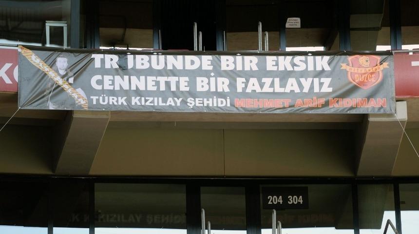 Derbi &ouml;ncesi trib&uuml;nde pankart a&ccedil;ıldı