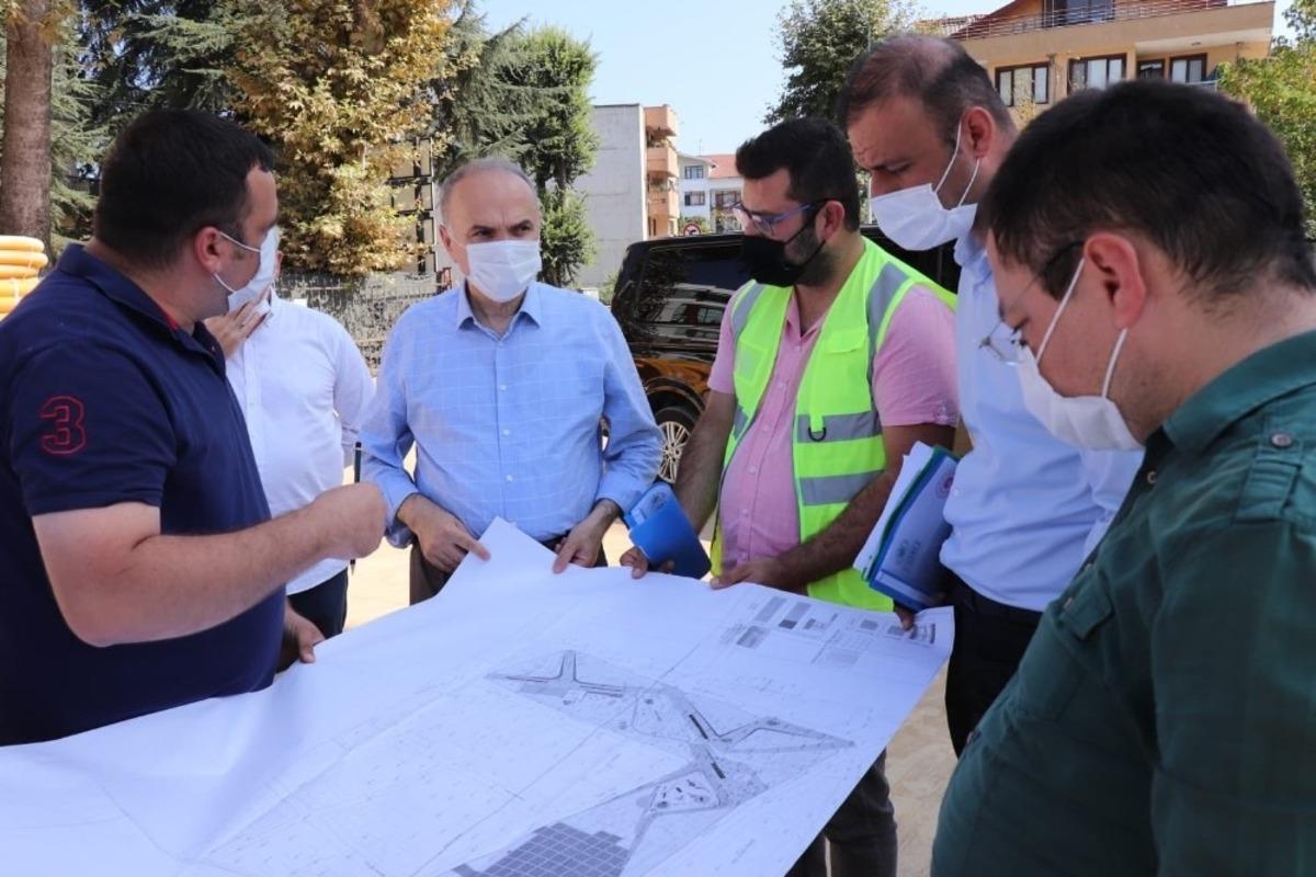 Başkan &Ouml;zl&uuml; Millet bah&ccedil;esinde yapılan &ccedil;alışmaları inceledi