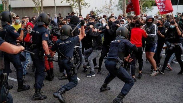 Madrid hükümetinin önlem ilan ettiği bazı yoksul bölgelerde protesto gösterileri yapıldı