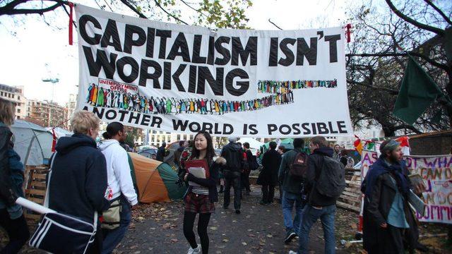 İngiltere’de okullarda anti-kapitalizm yasağına tepki: Ülke totalitarizme kayıyor