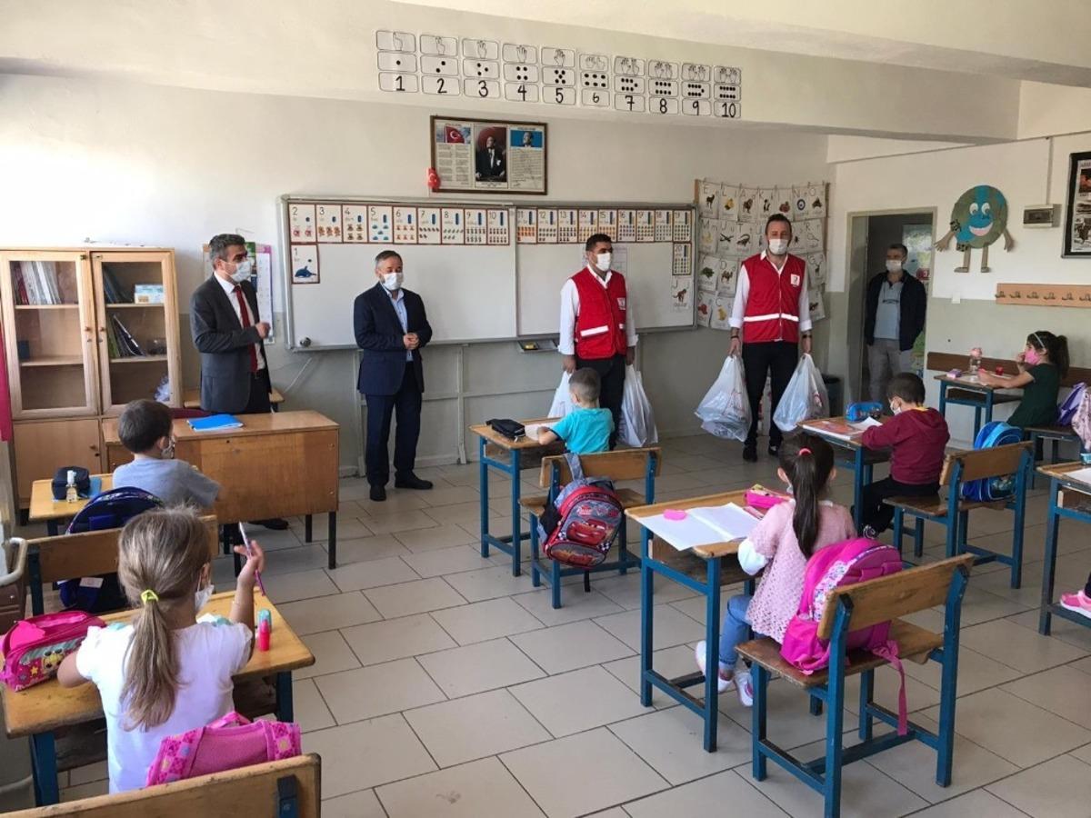 Kızılay&rsquo;dan &ouml;ğrencilere kırtasiye yardımı